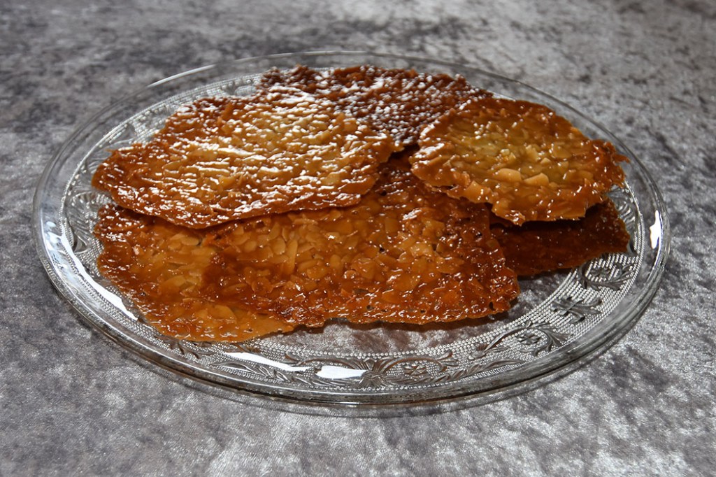 Florentinere med og uten sjokolade Ingredienser: 1 ts Appelsinskall (raspet) 30 g Mel 70 g Smør 60 ml Kremfløte 100 g Sukker 2 ss Honning 70 g Mandelflak Sjokoladedypp: 170 g Mørk sjokolade 115 g Smør 1 ss Sirup (lys) https://heidisboble.no/ @heidisboble