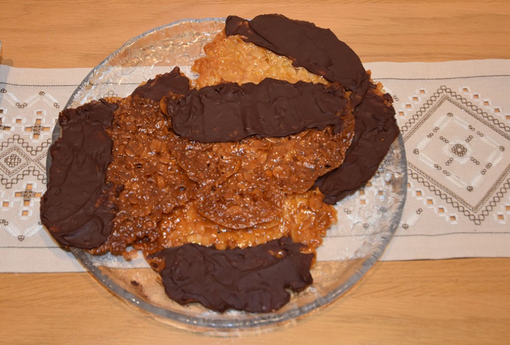 Florentinere med og uten sjokolade Ingredienser: 1 ts Appelsinskall (raspet) 30 g Mel 70 g Smør 60 ml Kremfløte 100 g Sukker 2 ss Honning 70 g Mandelflak Sjokoladedypp: 170 g Mørk sjokolade 115 g Smør 1 ss Sirup (lys) https://heidisboble.no/ @heidisboble