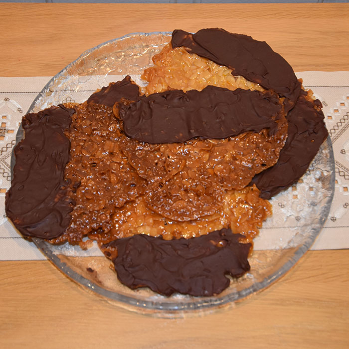 Florentinere med og uten sjokolade Ingredienser: 1 ts Appelsinskall (raspet) 30 g Mel 70 g Smør 60 ml Kremfløte 100 g Sukker 2 ss Honning 70 g Mandelflak Sjokoladedypp: 170 g Mørk sjokolade 115 g Smør 1 ss Sirup (lys) https://heidisboble.no/ @heidisboble