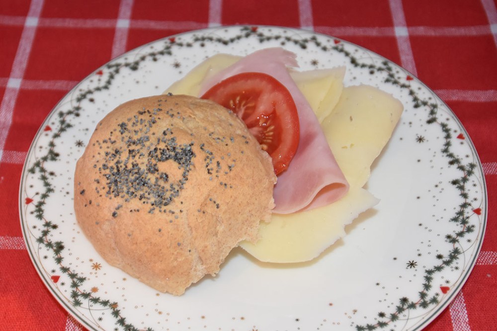 Fullkornsrundstykker med valmuefrø Ingredienser 1 pk Gjær 5½ -6 dl Vann (kaldt) 1 kg Fullkornshvete (ca 17 dl) 2 ts Salt 50 g Smør (romtemperert) Topping (valgfritt) Vann Valmuefrø https://heidisboble.no/ @heidisboble