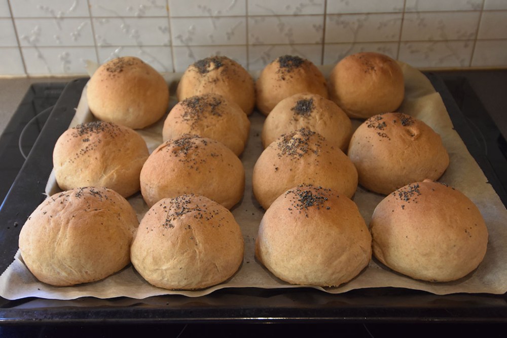 Fullkornsrundstykker med valmuefrø Ingredienser 1 pk Gjær 5½ -6 dl Vann (kaldt) 1 kg Fullkornshvete (ca 17 dl) 2 ts Salt 50 g Smør (romtemperert) Topping (valgfritt) Vann Valmuefrø https://heidisboble.no/ @heidisboble