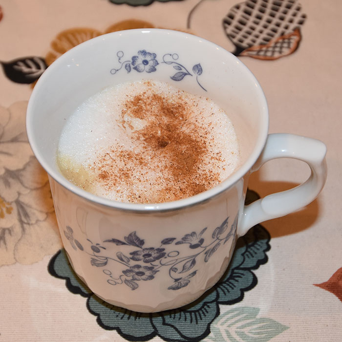 Gresskarpailatte - Starbucks sin oppskrift PUMPKIN SPICE LATTE … WITHOUT PUMPKIN (Starbucks) Ingredienser Kaffe (varm) 2 ts Honning ½ ts Gresskarpai-krydder (for oppskrift trykk HER) 2 dl Melk (varm) Tips! Du kan bruke den kaffen du ønsker i denne oppskriften. Topping (valgfritt): 1 knivsodd Gresskarpai-krydder (for oppskrift trykk HER) https://heidisboble.no/ @heidisboble