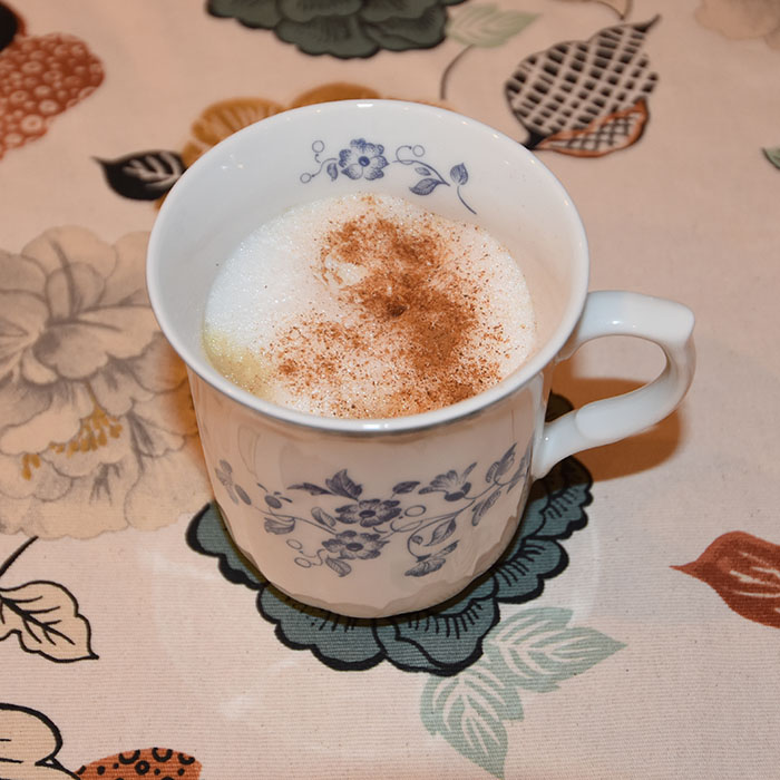 Gresskarpailatte - Starbucks sin oppskrift PUMPKIN SPICE LATTE … WITHOUT PUMPKIN (Starbucks) Ingredienser Kaffe (varm) 2 ts Honning ½ ts Gresskarpai-krydder (for oppskrift trykk HER) 2 dl Melk (varm) Tips! Du kan bruke den kaffen du ønsker i denne oppskriften. Topping (valgfritt): 1 knivsodd Gresskarpai-krydder (for oppskrift trykk HER) https://heidisboble.no/ @heidisboble