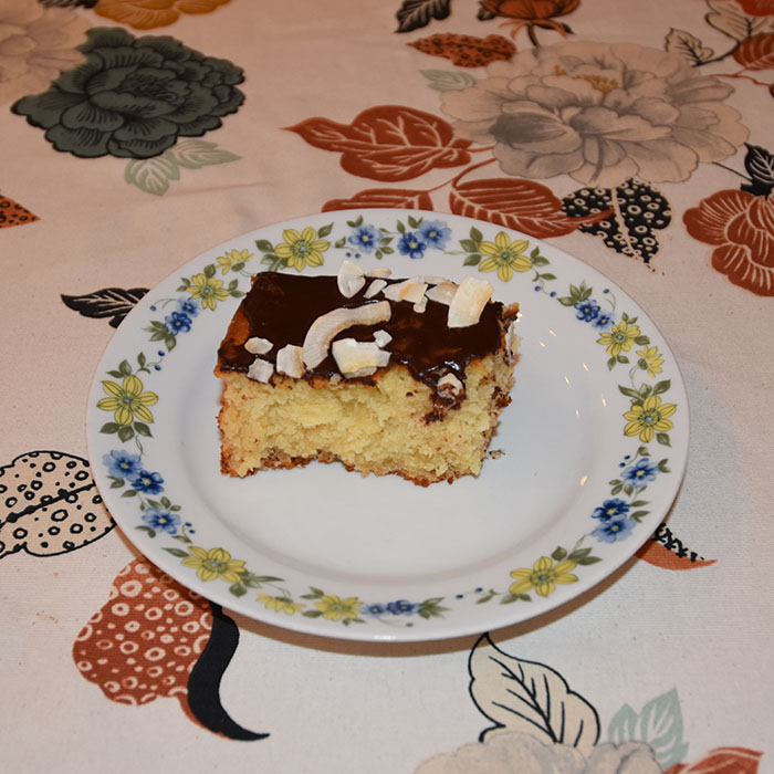 Kokos kake med sjokoladeglasur Ingredienser 200 g Margarin 200 g Sukker 2 Egg 200 g Hvetemel 200 g Kokosmasse 2 ts Bakepulver 2 ts Vaniljesukker 2 dl Melk Topping (valgfritt): Ca 1 dl Melis 2-3 ss Kaffe 1 ss Kakao 1 ts Vaniljesukker Kokoksflak (pynt https://heidisboble.no/ @heidisboble