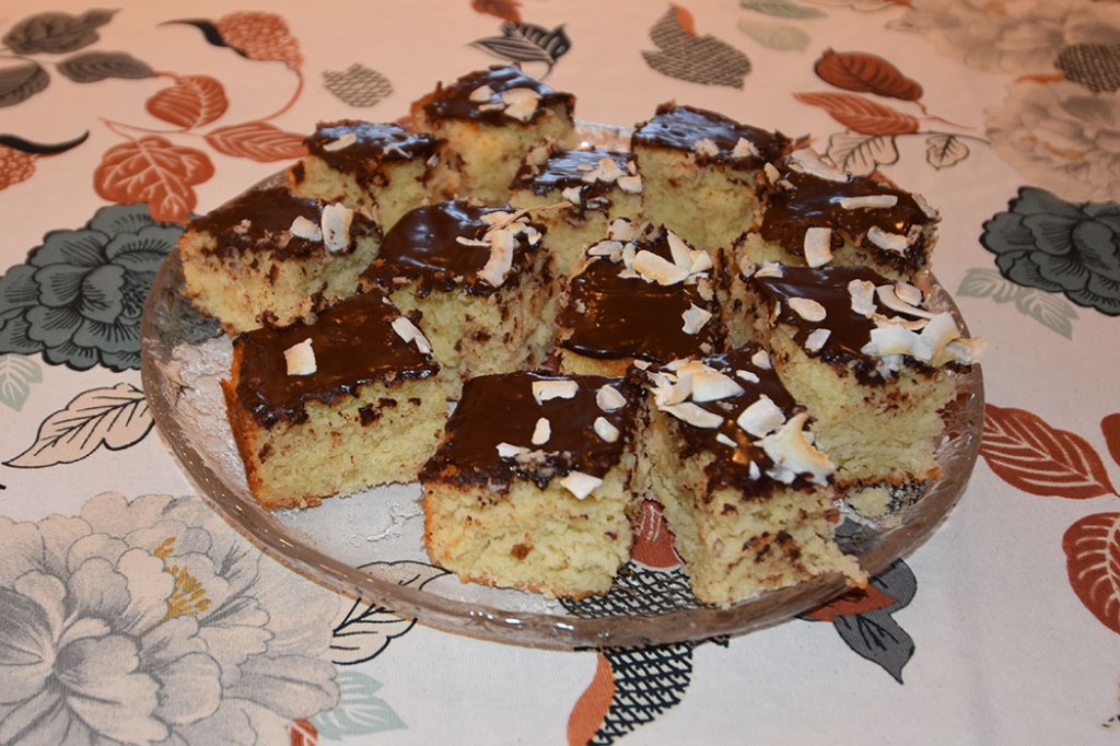 Kokos kake med sjokoladeglasur Ingredienser 200 g Margarin 200 g Sukker 2 Egg 200 g Hvetemel 200 g Kokosmasse 2 ts Bakepulver 2 ts Vaniljesukker 2 dl Melk Topping (valgfritt): Ca 1 dl Melis 2-3 ss Kaffe 1 ss Kakao 1 ts Vaniljesukker Kokoksflak (pynt https://heidisboble.no/ @heidisboble