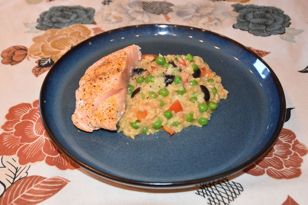 Risotto med stekt laks Ingredienser 4 dl Risottoris 2 Sjalottløker 1-2 ss Smør 1 dl Hvitvin (kan byttes ut med kraft) 8-9 dl Fiskekraft (eller fiskebuljong) 1-2 dl Parmesan (revet) 1 Paprika 100-150 g Erter 10-15 Oliven (delte) Salt og pepper 4 Laksefiléer https://heidisboble.no/ @heidisboble