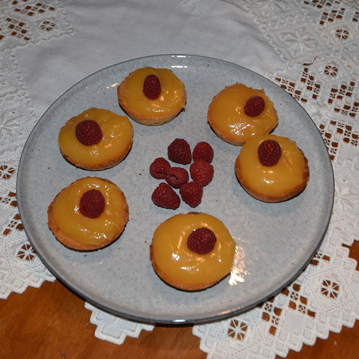 Mini Lemon tarts (sitron terter) Ingredienser: Bunn: 155 g Mel 3 ss Sukker 140 g Smør (kaldt) 1 Eggeplomme 1 ss Vann (iskaldt) Topping: 250 g Lemon curd (oppskrift HER) Friske bær – Jordbær/blåbær e.l (halve) til pynt https://heidisboble.no/ @heidisboble