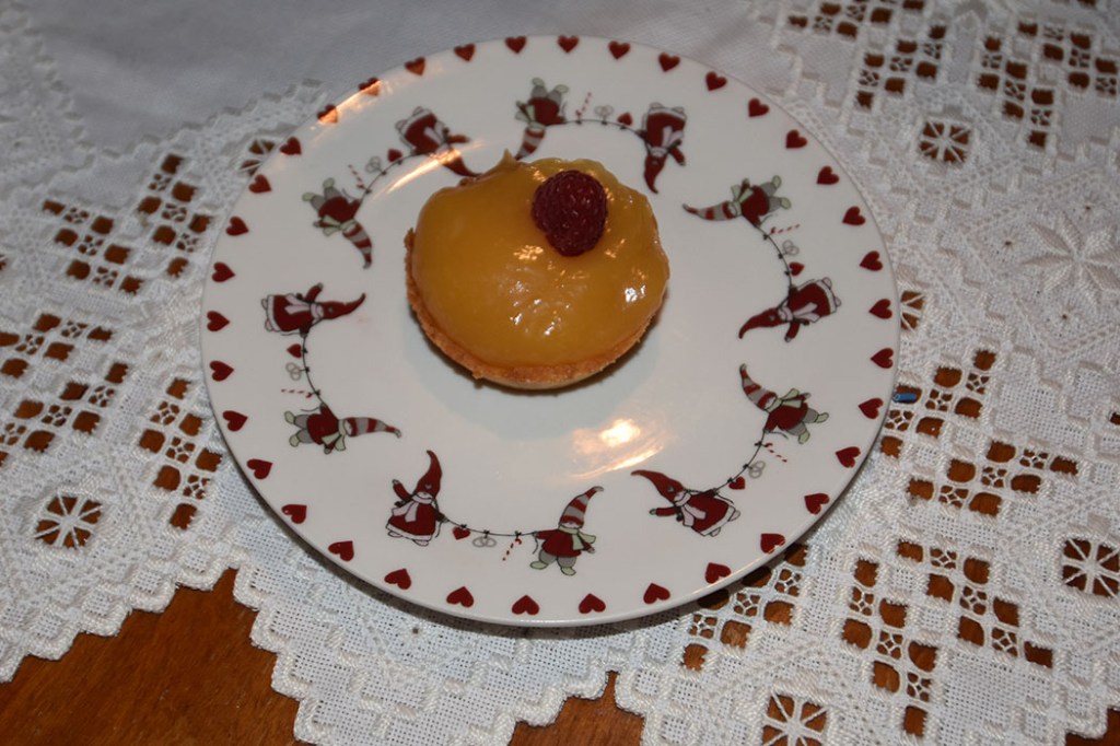 Mini Lemon tarts (sitron terter) Ingredienser: Bunn: 155 g Mel 3 ss Sukker 140 g Smør (kaldt) 1 Eggeplomme 1 ss Vann (iskaldt) Topping: 250 g Lemon curd (oppskrift HER) Friske bær – Jordbær/blåbær e.l (halve) til pynt https://heidisboble.no/ @heidisboble