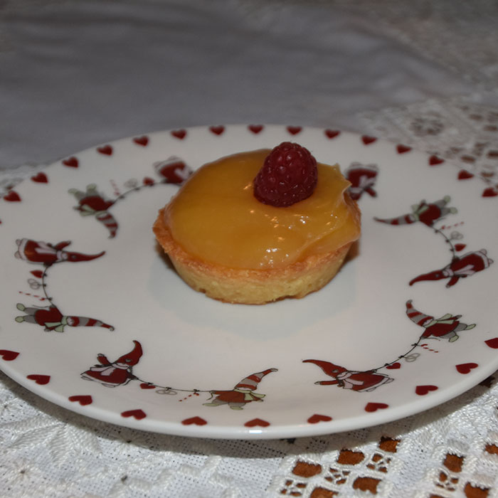 Mini Lemon tarts (sitron terter) Ingredienser: Bunn: 155 g Mel 3 ss Sukker 140 g Smør (kaldt) 1 Eggeplomme 1 ss Vann (iskaldt) Topping: 250 g Lemon curd (oppskrift HER) Friske bær – Jordbær/blåbær e.l (halve) til pynt https://heidisboble.no/ @heidisboble