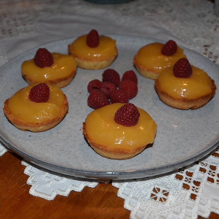 Mini Lemon tarts (sitron terter) Ingredienser: Bunn: 155 g Mel 3 ss Sukker 140 g Smør (kaldt) 1 Eggeplomme 1 ss Vann (iskaldt) Topping: 250 g Lemon curd (oppskrift HER) Friske bær – Jordbær/blåbær e.l (halve) til pynt https://heidisboble.no/ @heidisboble
