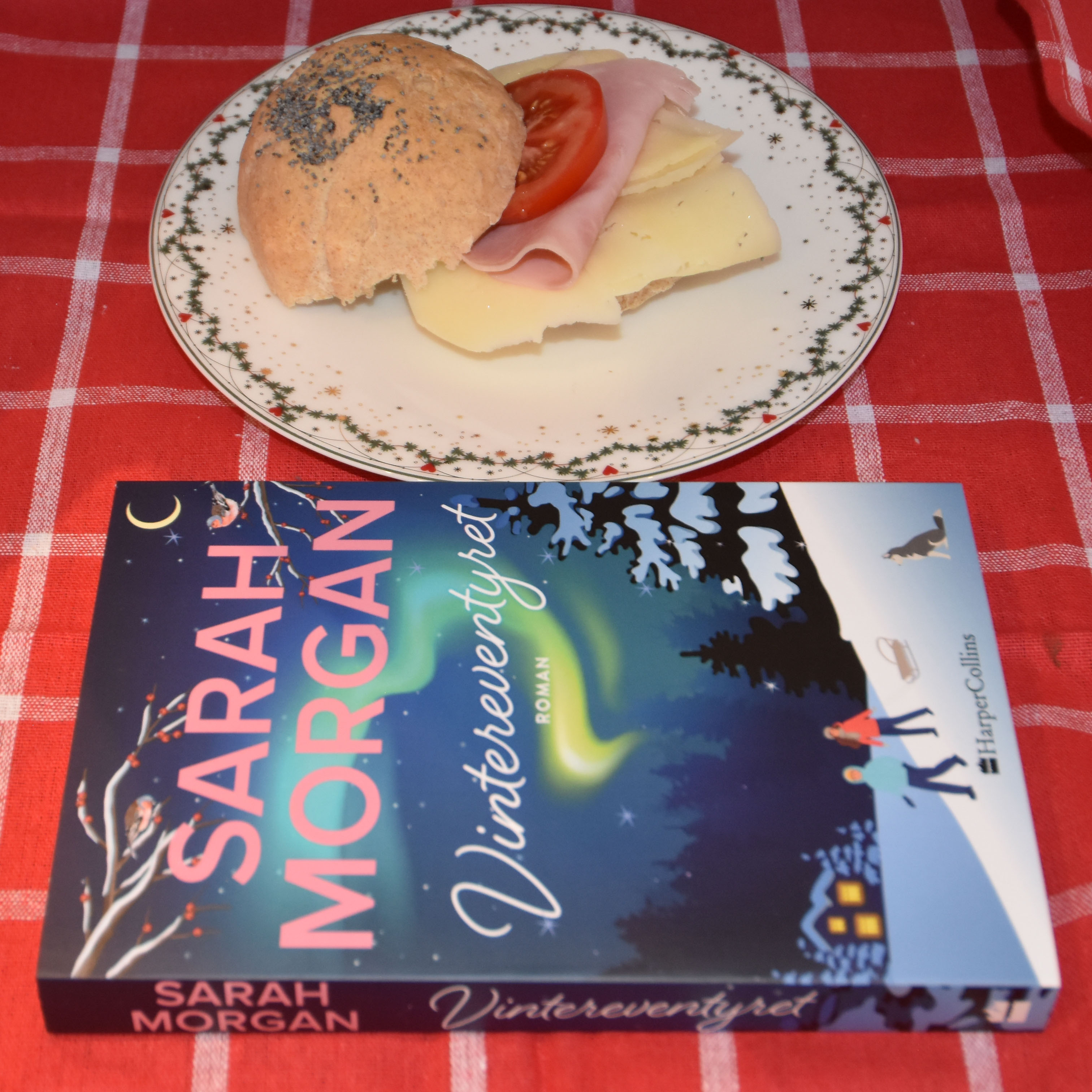 Morgan, Sarah (2022) «Vintereventyret», HarperCollins OG Fullkornsrundstykker med valmuefrø Ingredienser 1 pk Gjær 5½ -6 dl Vann (kaldt) 1 kg Fullkornshvete (ca 17 dl) 2 ts Salt 50 g Smør (romtemperert) Topping (valgfritt) Vann Valmuefrø https://heidisboble.no/ @heidisboble