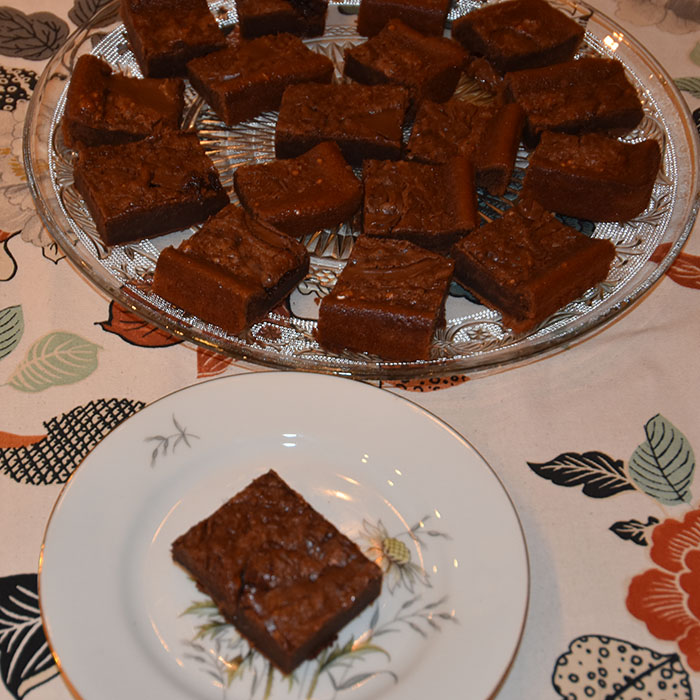 Nutellakake Ingredienser: 2 Egg 1 ss Sukker 1 ½ dl Hvetemel 1 ts Bakepulver 1 ¾ dl Melk 50 g Smør 250 g Nutella Topping (valgfritt): 100 g Nutella https://heidisboble.no/ @heidisboble