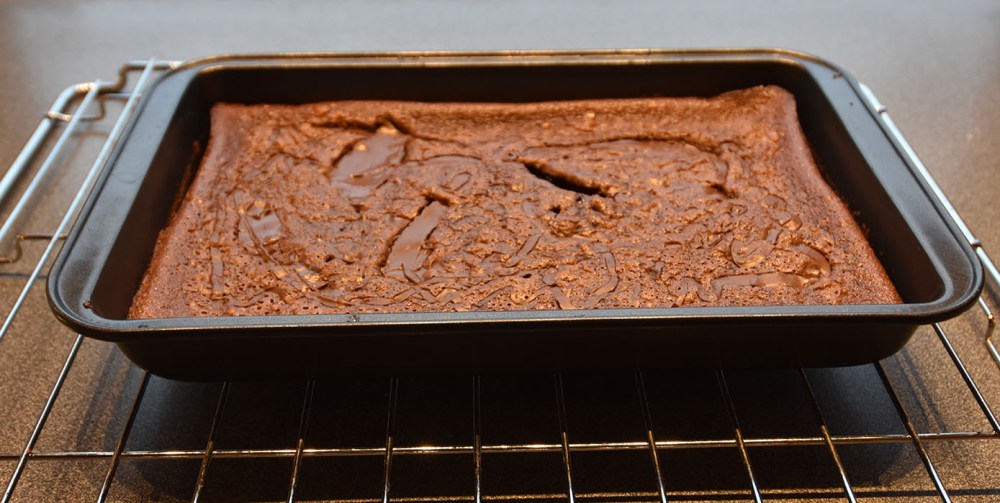 Nutellakake Ingredienser: 2 Egg 1 ss Sukker 1 ½ dl Hvetemel 1 ts Bakepulver 1 ¾ dl Melk 50 g Smør 250 g Nutella Topping (valgfritt): 100 g Nutella https://heidisboble.no/ @heidisboble