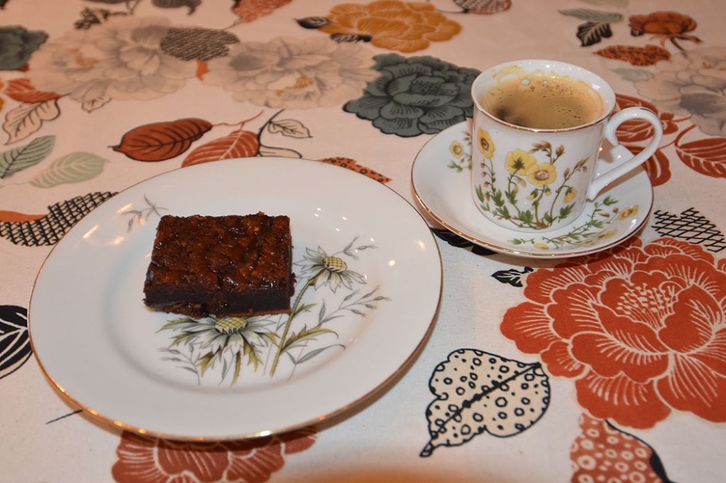 Nutellakake Ingredienser: 2 Egg 1 ss Sukker 1 ½ dl Hvetemel 1 ts Bakepulver 1 ¾ dl Melk 50 g Smør 250 g Nutella Topping (valgfritt): 100 g Nutella https://heidisboble.no/ @heidisboble