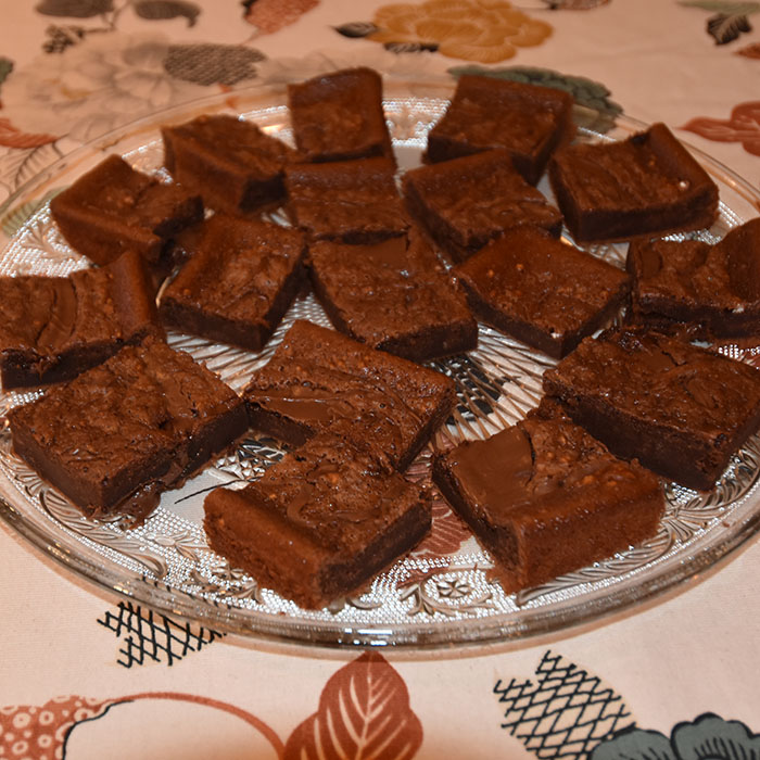 Nutellakake Ingredienser: 2 Egg 1 ss Sukker 1 ½ dl Hvetemel 1 ts Bakepulver 1 ¾ dl Melk 50 g Smør 250 g Nutella Topping (valgfritt): 100 g Nutella https://heidisboble.no/ @heidisboble