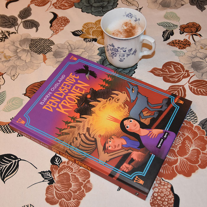 Ousland, Bjørn (2022) «Den lysende kronen», Vigmostad Bjørke OG Gresskarpailatte - Starbucks sin oppskrift PUMPKIN SPICE LATTE … WITHOUT PUMPKIN (Starbucks) Ingredienser Kaffe (varm) 2 ts Honning ½ ts Gresskarpai-krydder (for oppskrift trykk HER) 2 dl Melk (varm) Tips! Du kan bruke den kaffen du ønsker i denne oppskriften. Topping (valgfritt): 1 knivsodd Gresskarpai-krydder (for oppskrift trykk HER) https://heidisboble.no/ @heidisboble