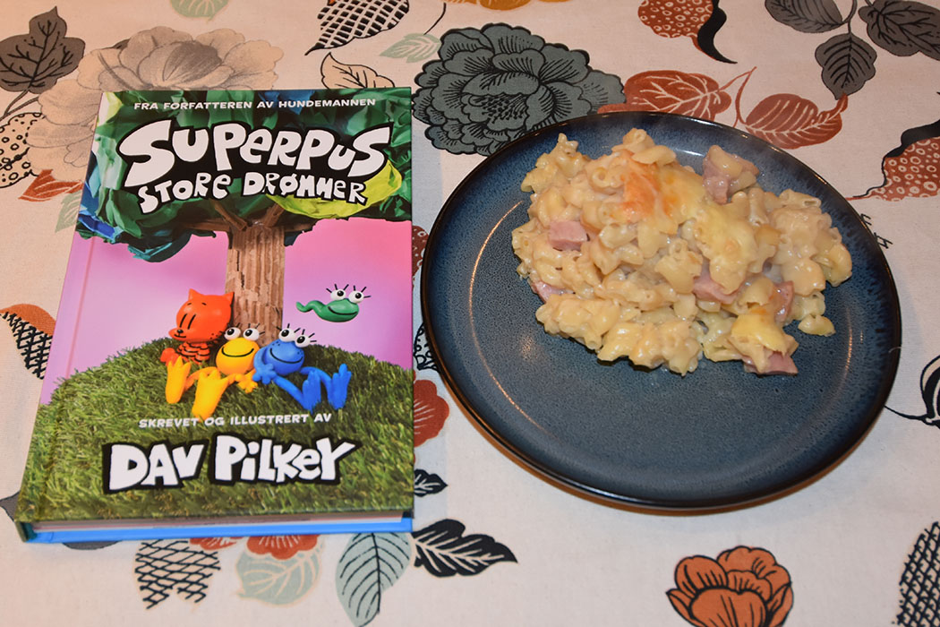 Pilkey, Dav (2022) «Superpus Store drømmer», Vigmostad Bjørke OG MAC andd Cheese med skinke Ingredienser: 3 dl Makaroni 2 ss Hvetemel 5 dl Melk 1 ts Fond eller Buljong (-pulver) 150 g Ost (nyrevet) 50 g Parmesan (nyrevet) - valgfrit 100 -150 g skinke (i terninger) https://heidisboble.no/ @heidisboble