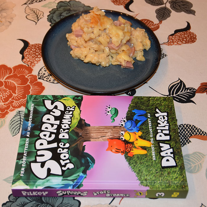 Pilkey, Dav (2022) «Superpus Store drømmer», Vigmostad Bjørke OG MAC andd Cheese med skinke Ingredienser: 3 dl Makaroni 2 ss Hvetemel 5 dl Melk 1 ts Fond eller Buljong (-pulver) 150 g Ost (nyrevet) 50 g Parmesan (nyrevet) - valgfrit 100 -150 g skinke (i terninger) https://heidisboble.no/ @heidisboble