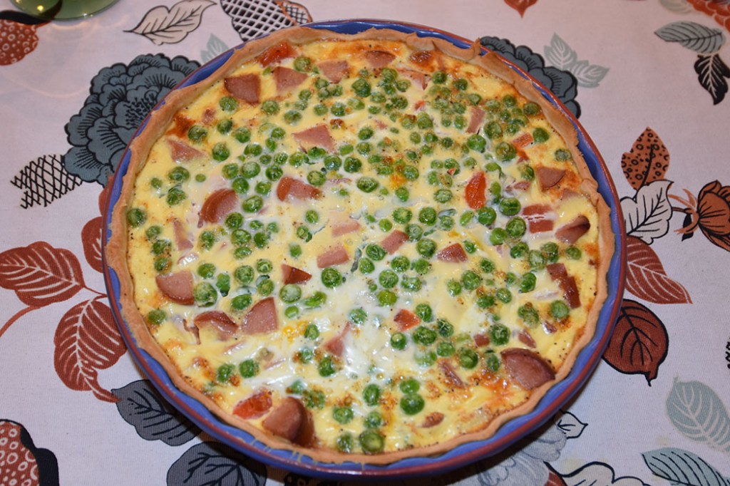 Pølsepai Ingredienser: Bunn: 3 dl Hvetemel 100 g Smør 2-4 ss Kaldt vann Fyll: 4 Egg 3 dl Melk 1 ts Salt 1 krm Pepper 150 g Pølse (oppskåret) 50-100 g Purreløk (oppskåret) 100 g Ost (revet) https://heidisboble.no/ @heidisboble