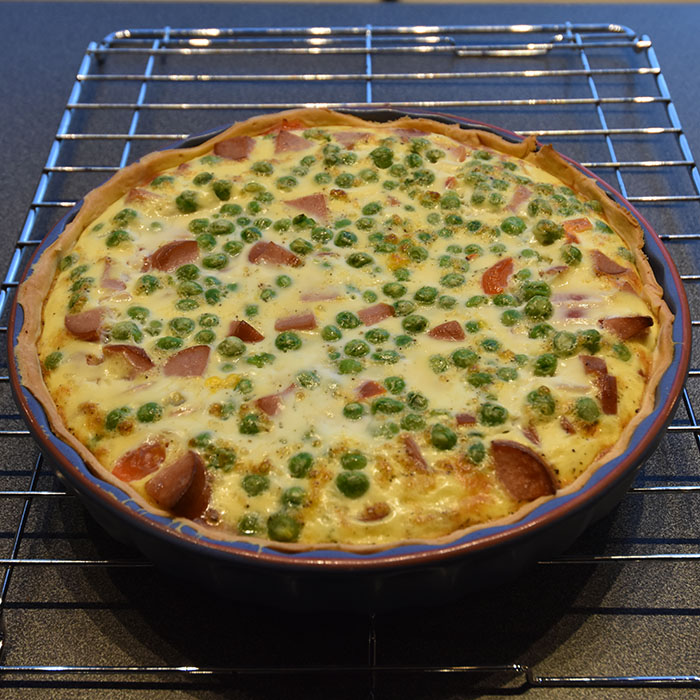 Pølsepai Ingredienser: Bunn: 3 dl Hvetemel 100 g Smør 2-4 ss Kaldt vann Fyll: 4 Egg 3 dl Melk 1 ts Salt 1 krm Pepper 150 g Pølse (oppskåret) 50-100 g Purreløk (oppskåret) 100 g Ost (revet) https://heidisboble.no/ @heidisboble