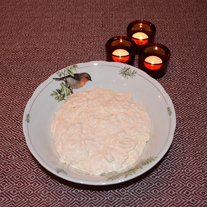 Riskrem Ingredienser 3 dl Kremfløte 1-2 ss Sukker ½ -1 ss Vaniljesukker Ca 500 g Risgrøt (oppskrift HER) Tilbehør: Rød saus (oppskrift HER) https://heidisboble.no/ @heidisboble