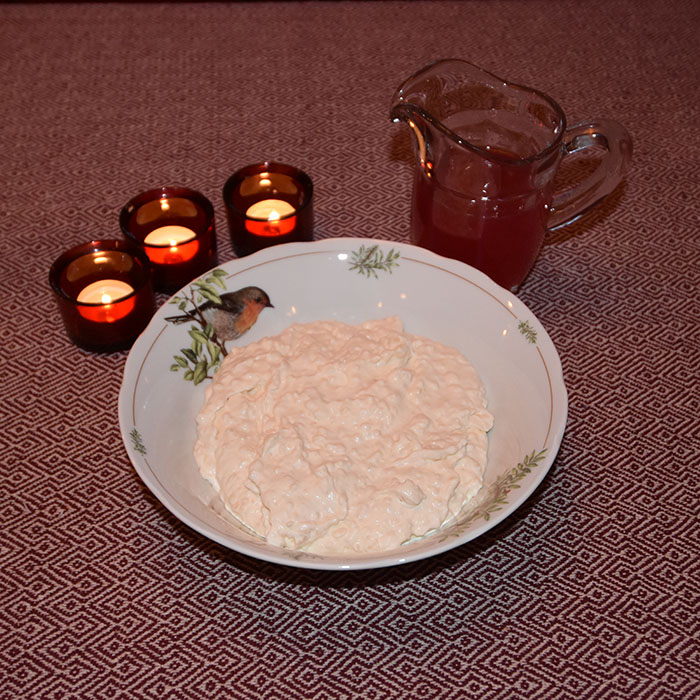 Riskrem Ingredienser 3 dl Kremfløte 1-2 ss Sukker ½ -1 ss Vaniljesukker Ca 500 g Risgrøt (oppskrift HER) Tilbehør: Rød saus (oppskrift HER) https://heidisboble.no/ @heidisboble