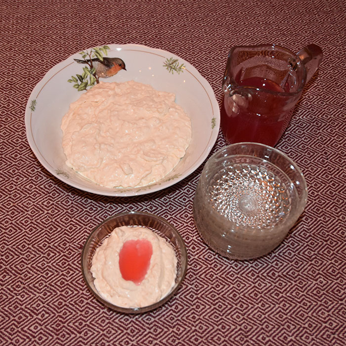 Riskrem Ingredienser 3 dl Kremfløte 1-2 ss Sukker ½ -1 ss Vaniljesukker Ca 500 g Risgrøt (oppskrift HER) Tilbehør: Rød saus (oppskrift HER) https://heidisboble.no/ @heidisboble