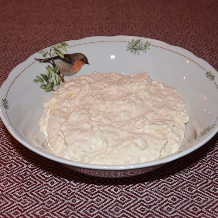 Riskrem Ingredienser 3 dl Kremfløte 1-2 ss Sukker ½ -1 ss Vaniljesukker Ca 500 g Risgrøt (oppskrift HER) Tilbehør: Rød saus (oppskrift HER) https://heidisboble.no/ @heidisboble