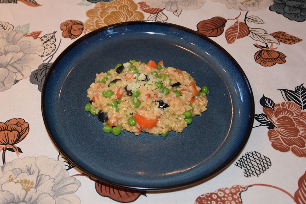 Risotto erter, paprika og oliven Ingredienser 4 dl Risottoris 2 Sjalottløker 1-2 ss Smør 1 dl Hvitvin (kan byttes ut med kraft) 8-9 dl Hønseraft (eller buljong) 1-2 dl Parmesan (revet) 1 Paprika 100-150 g Erter 10-15 Oliven (delte) Salt og pepper https://heidisboble.no/ @heidisboble