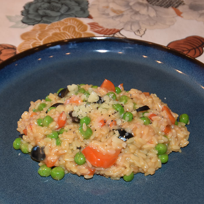 Risotto erter, paprika og oliven Ingredienser 4 dl Risottoris 2 Sjalottløker 1-2 ss Smør 1 dl Hvitvin (kan byttes ut med kraft) 8-9 dl Hønseraft (eller buljong) 1-2 dl Parmesan (revet) 1 Paprika 100-150 g Erter 10-15 Oliven (delte) Salt og pepper https://heidisboble.no/ @heidisboble