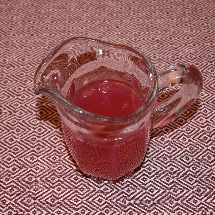 Rød saus (enkel) Ingredienser: 3 dl Husholdningssaft (utblandet men sterk) 1 ss sukker (kan sløyfes) 2 ts Potetmel https://heidisboble.no/ @heidisboble