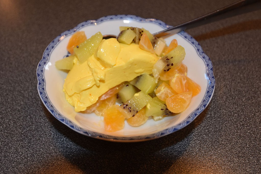 Safranpannacotta Ingredienser: 3 pl Gelatin 1 ½ dl Kremfløte 1 ½ dl Melk (gjerne 0.5%) 2-3 ss Sukker ¼ g Safran 2 dl Kvarg (naturell - gjerne fettfri) Tips! Kvarg kan byttes ut med yoghurt naturell om du ønsker Topping (forslag): 2 Kiwier 2 Mandariner https://heidisboble.no/ @heidisboble