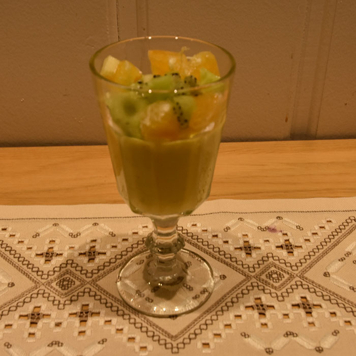 Safranpannacotta Ingredienser: 3 pl Gelatin 1 ½ dl Kremfløte 1 ½ dl Melk (gjerne 0.5%) 2-3 ss Sukker ¼ g Safran 2 dl Kvarg (naturell - gjerne fettfri) Tips! Kvarg kan byttes ut med yoghurt naturell om du ønsker Topping (forslag): 2 Kiwier 2 Mandariner https://heidisboble.no/ @heidisboble