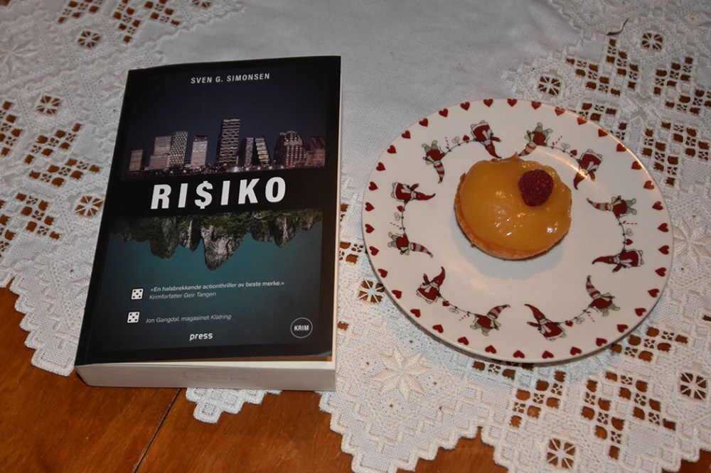 Simonsen, Sven G. (2021) «Risiko», Press forlag OG Mini Lemon tarts (sitron terter) Ingredienser: Bunn: 155 g Mel 3 ss Sukker 140 g Smør (kaldt) 1 Eggeplomme 1 ss Vann (iskaldt) Topping: 250 g Lemon curd (oppskrift HER) Friske bær – Jordbær/blåbær e.l (halve) til pynt https://heidisboble.no/ @heidisboble