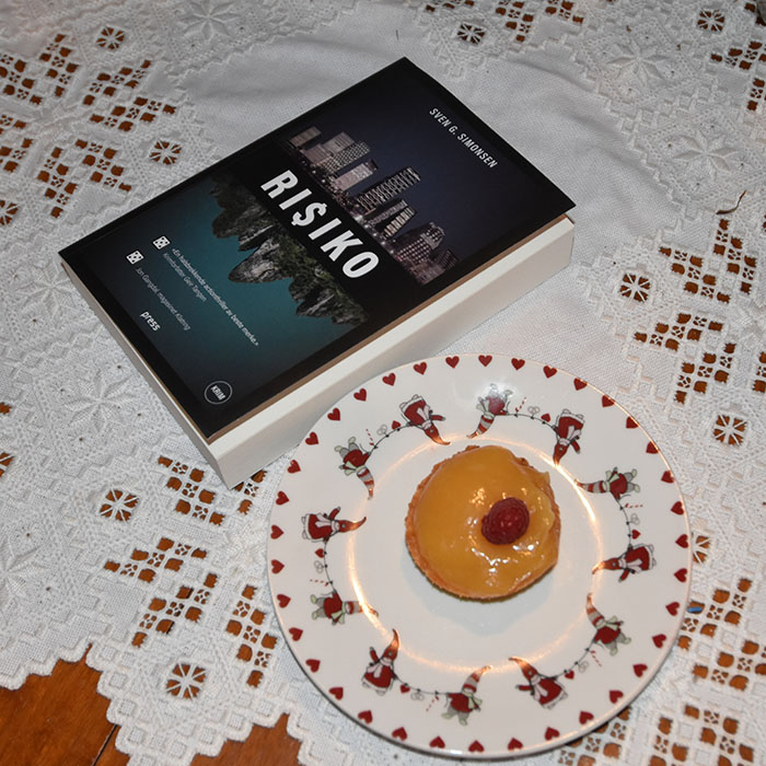 Simonsen, Sven G. (2021) «Risiko», Press forlag OG Mini Lemon tarts (sitron terter) Ingredienser: Bunn: 155 g Mel 3 ss Sukker 140 g Smør (kaldt) 1 Eggeplomme 1 ss Vann (iskaldt) Topping: 250 g Lemon curd (oppskrift HER) Friske bær – Jordbær/blåbær e.l (halve) til pynt https://heidisboble.no/ @heidisboble