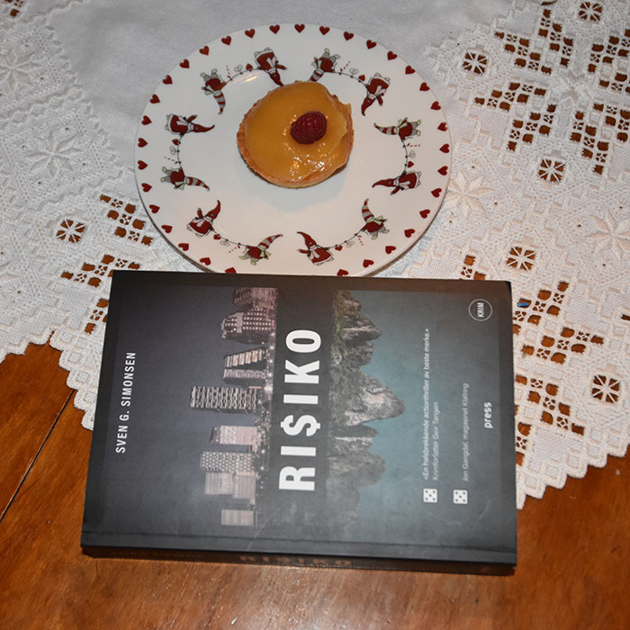 Simonsen, Sven G. (2021) «Risiko», Press forlag OG Mini Lemon tarts (sitron terter) Ingredienser: Bunn: 155 g Mel 3 ss Sukker 140 g Smør (kaldt) 1 Eggeplomme 1 ss Vann (iskaldt) Topping: 250 g Lemon curd (oppskrift HER) Friske bær – Jordbær/blåbær e.l (halve) til pynt https://heidisboble.no/ @heidisboble