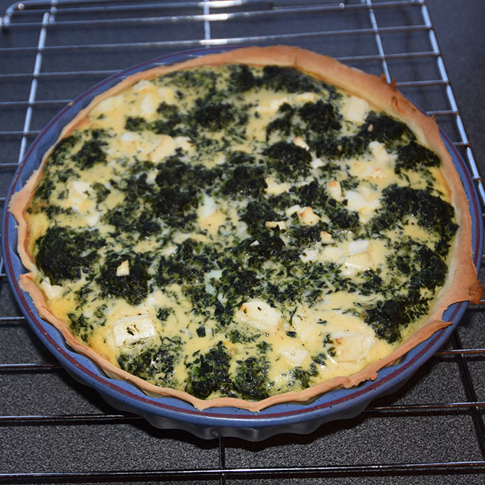 Spinatpai med feta ost Ingredienser: Bunn: 3 dl Hvetemel 100 g Smør 2-4 ss Kaldt vann Fyll: 4 Egg 3 dl Melk 1 ts Salt 1 krm Pepper 1 klype Muskatnøtt (revet) - valgfritt 1 pk Spinat (frossen) 1 Løk (liten) 1 pk Fetaost https://heidisboble.no/ @heidisboble