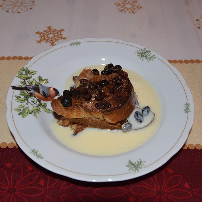 Bread and butter pudding Ingredienser Ca 25 g Smør 8 skiver Brød (tykke, hvite) 50 g Rosiner 2 ts Kanel 3 ½ dl Melk ½ dl Fløte (kan erstattes med melk) 2 Egg 3 ss Sukker Tilbehør (valgfritt): Vaniljesaus https://heidisboble.no/ @heidisboble