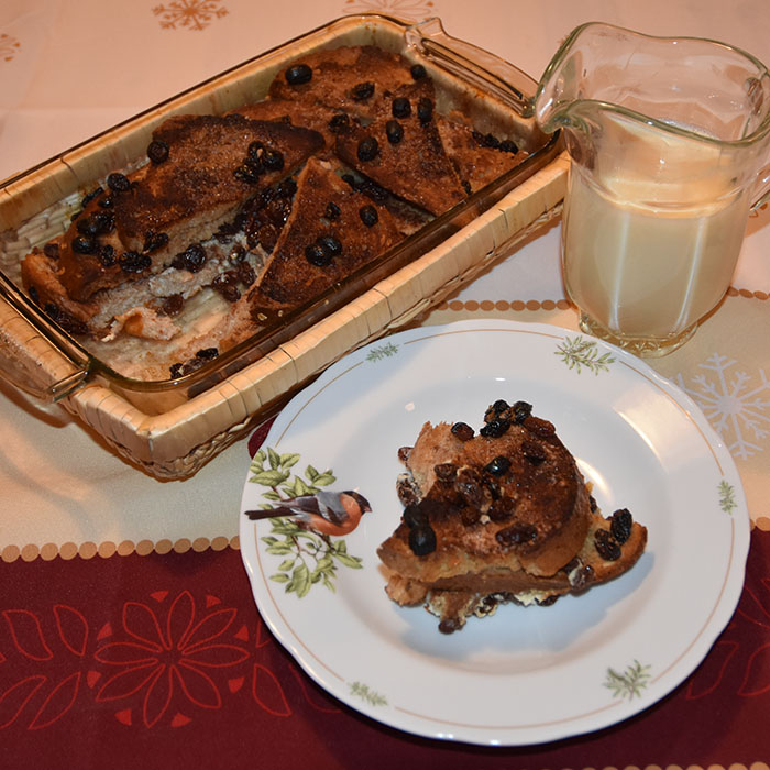 Bread and butter pudding Ingredienser Ca 25 g Smør 8 skiver Brød (tykke, hvite) 50 g Rosiner 2 ts Kanel 3 ½ dl Melk ½ dl Fløte (kan erstattes med melk) 2 Egg 3 ss Sukker Tilbehør (valgfritt): Vaniljesaus https://heidisboble.no/ @heidisboble