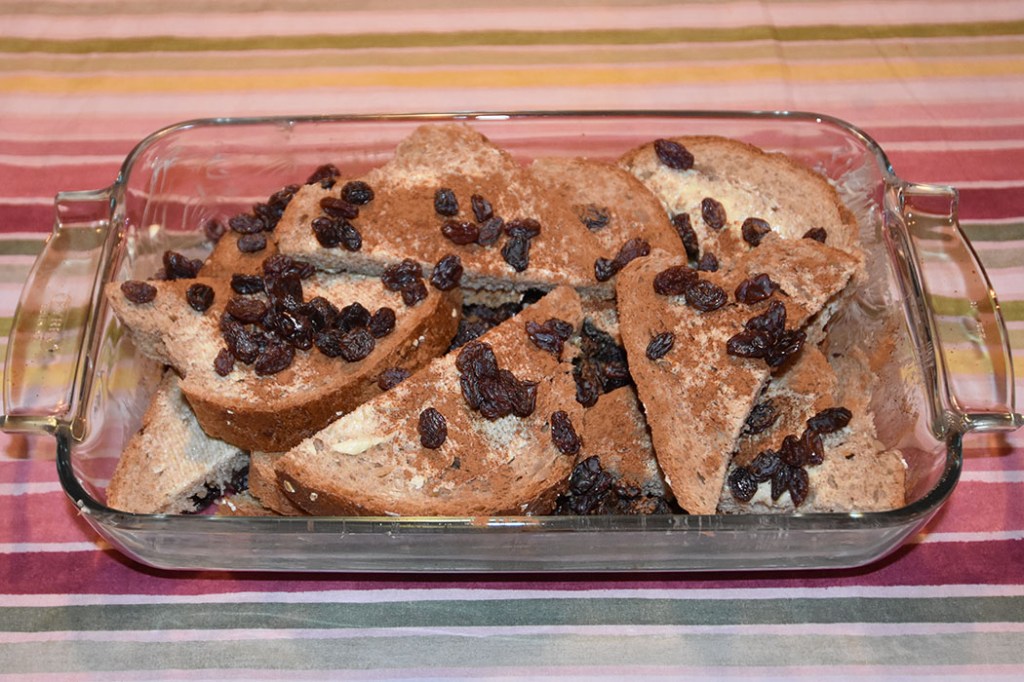 Bread and butter pudding Ingredienser Ca 25 g Smør 8 skiver Brød (tykke, hvite) 50 g Rosiner 2 ts Kanel 3 ½ dl Melk ½ dl Fløte (kan erstattes med melk) 2 Egg 3 ss Sukker Tilbehør (valgfritt): Vaniljesaus https://heidisboble.no/ @heidisboble