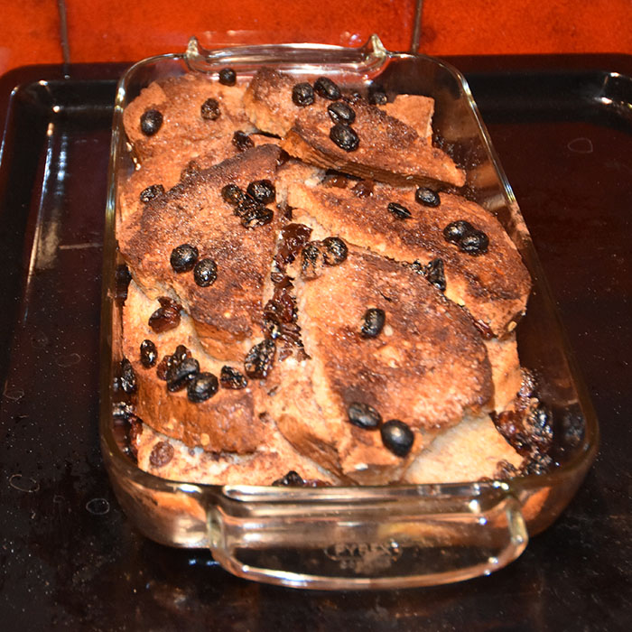 Bread and butter pudding Ingredienser Ca 25 g Smør 8 skiver Brød (tykke, hvite) 50 g Rosiner 2 ts Kanel 3 ½ dl Melk ½ dl Fløte (kan erstattes med melk) 2 Egg 3 ss Sukker Tilbehør (valgfritt): Vaniljesaus https://heidisboble.no/ @heidisboble