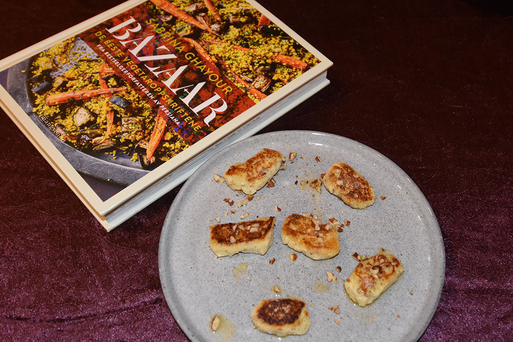 Ghayour, Sabrina (2022) «Bazaar - De beste vegetaroppskriftene fra bestselgeren av Persina», Mangschou OG Potetdumplings med Ricotta og urter (oppskrift fra Ghayour, Sabrina (2022) «Bazaar», Mangschou) Ingredienser: 750 g Poteter 500 g Ricotta (godt avrent) 2 Egg 50 g Tipo 00-mel Olivenolje Flaksalt og pepper Valnøtt- og Chilismør 125 g Smør 3 ss Pul biber chiliflak 50 g Valnøtter Gjengitt med tillatelse fra forlaget https://heidisboble.no/ @heidisboble