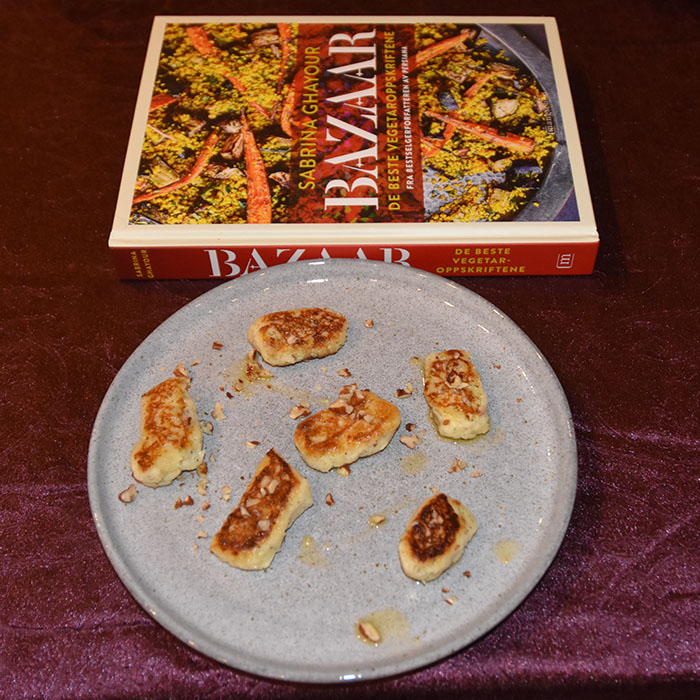 Ghayour, Sabrina (2022) «Bazaar - De beste vegetaroppskriftene fra bestselgeren av Persina», Mangschou OG Potetdumplings med Ricotta og urter (oppskrift fra Ghayour, Sabrina (2022) «Bazaar», Mangschou) Ingredienser: 750 g Poteter 500 g Ricotta (godt avrent) 2 Egg 50 g Tipo 00-mel Olivenolje Flaksalt og pepper Valnøtt- og Chilismør 125 g Smør 3 ss Pul biber chiliflak 50 g Valnøtter Gjengitt med tillatelse fra forlaget https://heidisboble.no/ @heidisboble