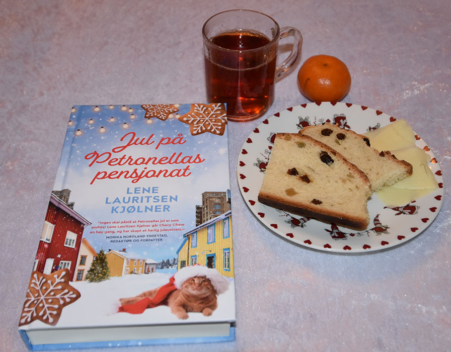 Kjølner, Lene Lauritsen (2022) «Jul på Petronellas pensjonat», Fagervik forlag OG Julebrød Ingredienser: 5 dl Melk 125 g Margarin 1 pk Gjær 1 ts Salt 75 g Sukker 600 (-700) g Hvetemel 1 ts Kardemomme 250 g Rosiner 100 g Sukat https://heidisboble.no/ @heidisboble