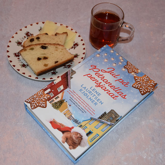 Kjølner, Lene Lauritsen (2022) «Jul på Petronellas pensjonat», Fagervik forlag OG Julebrød Ingredienser: 5 dl Melk 125 g Margarin 1 pk Gjær 1 ts Salt 75 g Sukker 600 (-700) g Hvetemel 1 ts Kardemomme 250 g Rosiner 100 g Sukat https://heidisboble.no/ @heidisboble