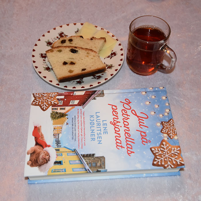 Kjølner, Lene Lauritsen (2022) «Jul på Petronellas pensjonat», Fagervik forlag OG Julebrød Ingredienser: 5 dl Melk 125 g Margarin 1 pk Gjær 1 ts Salt 75 g Sukker 600 (-700) g Hvetemel 1 ts Kardemomme 250 g Rosiner 100 g Sukat https://heidisboble.no/ @heidisboble