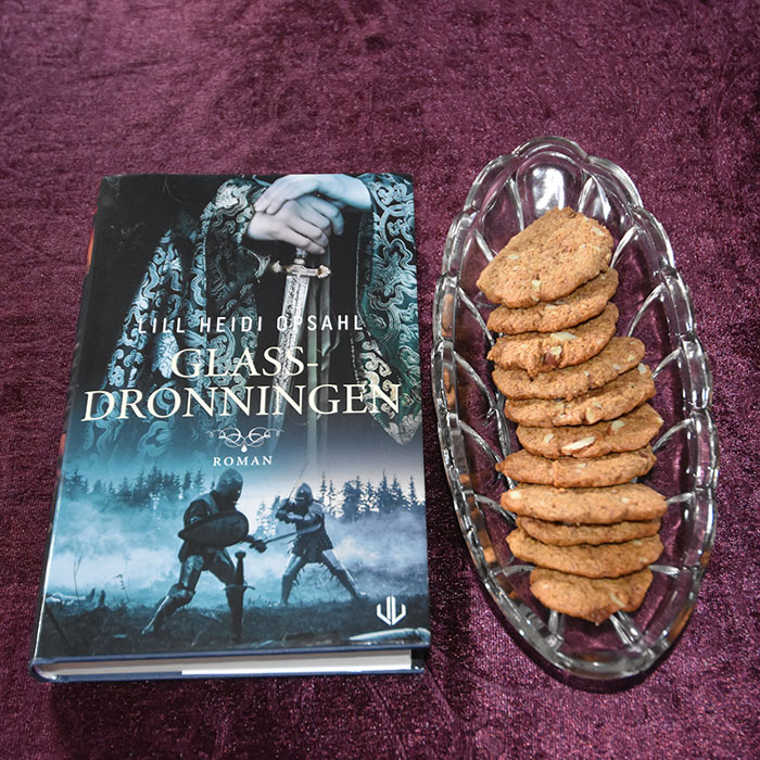 Opsahl, Lill Heidi (2022) «Glassdronningen», Forlagshuset i Vestfold OG Skårne pepperkake med eller uten sjokoladetrekk Ingredienser 150 g Smør 2 ½ dl Sukker ½ dl Sirup 1 ss Kanel ½ ss Nellik ½ ss Ingefær 1 ts Kardemomme ½ ss Natron 1 dl Vann 7 ½ dl Hvetemel 1 dl Mandler (hakkete) Sjokoladedypp (valgfritt): 170 g Mørk sjokolade 115 g Smør 1 ss Sirup (lys) https://heidisboble.no/ @heidisboble