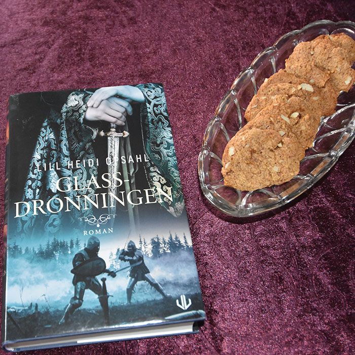 Opsahl, Lill Heidi (2022) «Glassdronningen», Forlagshuset i Vestfold OG Skårne pepperkake med eller uten sjokoladetrekk Ingredienser 150 g Smør 2 ½ dl Sukker ½ dl Sirup 1 ss Kanel ½ ss Nellik ½ ss Ingefær 1 ts Kardemomme ½ ss Natron 1 dl Vann 7 ½ dl Hvetemel 1 dl Mandler (hakkete) Sjokoladedypp (valgfritt): 170 g Mørk sjokolade 115 g Smør 1 ss Sirup (lys) https://heidisboble.no/ @heidisboble