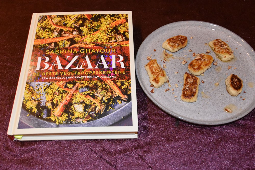 Ghayour, Sabrina (2022) «Bazaar - De beste vegetaroppskriftene fra bestselgeren av Persina», Mangschou OG Potetdumplings med Ricotta og urter (oppskrift fra Ghayour, Sabrina (2022) «Bazaar», Mangschou) Ingredienser: 750 g Poteter 500 g Ricotta (godt avrent) 2 Egg 50 g Tipo 00-mel Olivenolje Flaksalt og pepper Valnøtt- og Chilismør 125 g Smør 3 ss Pul biber chiliflak 50 g Valnøtter Gjengitt med tillatelse fra forlaget https://heidisboble.no/ @heidisboble