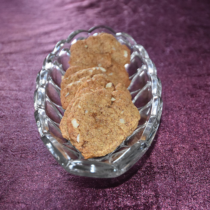 Skårne pepperkake med eller uten sjokoladetrekk Ingredienser 150 g Smør 2 ½ dl Sukker ½ dl Sirup 1 ss Kanel ½ ss Nellik ½ ss Ingefær 1 ts Kardemomme ½ ss Natron 1 dl Vann 7 ½ dl Hvetemel 1 dl Mandler (hakkete) Sjokoladedypp (valgfritt): 170 g Mørk sjokolade 115 g Smør 1 ss Sirup (lys) https://heidisboble.no/ @heidisboble